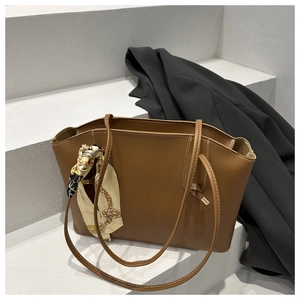 Borsa tote marrone con elegante foulard di seta e cuciture bianche a contrasto