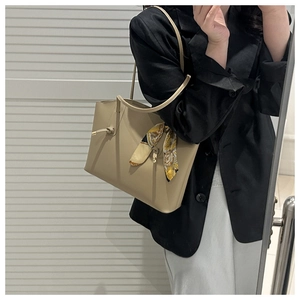 Borsa tote in pelle marrone chiaro con foulard decorativo in seta geometrica sul manico