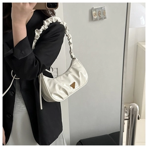 Detail der weißen Plissee-Handtasche mit Dreieckslogo und Scrunchie-Schultergurt