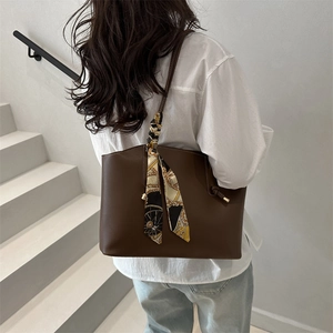Borsa tote retrò marrone scuro in ecopelle con foulard di seta su gradini interni