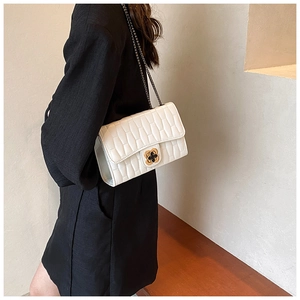 Vue latérale du sac blanc plissé en cuir avec fermoir trèfle et bandoulière chaîne