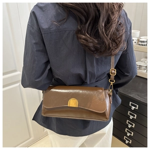 Sac bandoulière rétro en cuir marron avec fermoir doré et bandoulière réglable