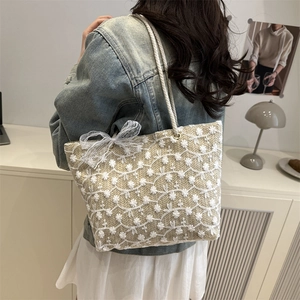 Sac fourre-tout en dentelle brodée de fleurs avec nœud porté à l'épaule