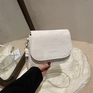 Détail du sac besace blanc avec texture froissée et lettrage Fashion Trend 1996