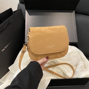 Détail du sac besace vintage plissé jaune gingembre avec logo Fashion Trend imprimé