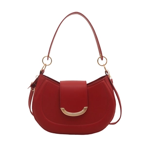 Sac selle demi-lune rouge minimaliste avec décoration élégante en métal doré en lune