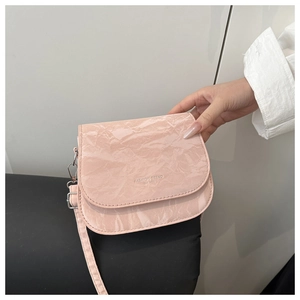 Sac bandoulière rose avec texture marbrée et imprimé texte FASHION TREND 1996