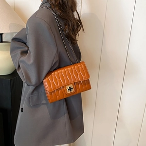 Sac bandoulière matelassé caramel avec chaîne en métal et fermoir pivotant trèfle