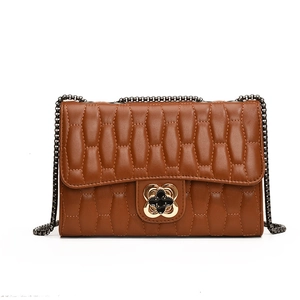 Sac bandoulière marron matelassé avec motif nid d'abeille et fermoir fleur dorée