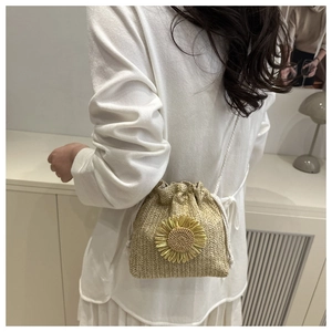 Détail du sac seau d'été en paille avec tournesol 3D et cordon de serrage tissé blanc