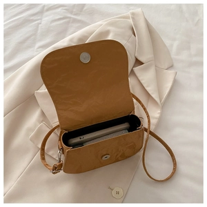 Sacoche selle vintage marron caramel pour femme avec rabat et bandoulière réglable