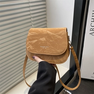 Sac bandoulière marron en cuir huilé à l'aspect froissé vintage et sangle réglable