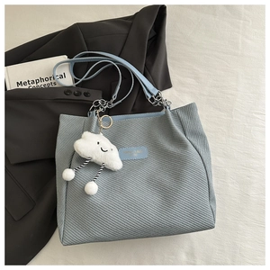 Détail du cabas en sergé bleu clair avec chaîne argentée et charm nuage peluche