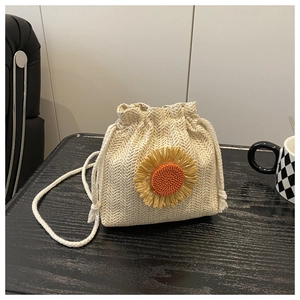 Détail du sac seau en paille tissé à la main avec tournesol et cordon en coton