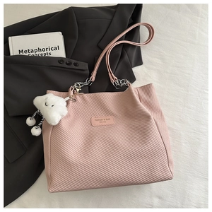 Détail du sac cabas en velours côtelé rose avec chaîne et pendentif nuage blanc