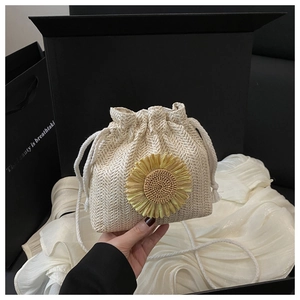 Détail du sac seau en paille tissé main avec tournesol et fermeture par cordon de serrage