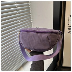Detail der lila Nylon-Halbmondtasche mit silbernem Reißverschluss und schwarzem Logo