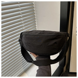 Detailansicht der schwarzen Umhängetasche mit Faltennylon und verstellbarem Gurtband