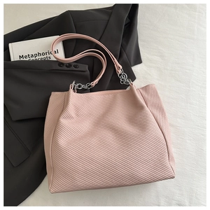 Détail du sac cabas rose avec texture sergé et bandoulière en chaîne métal argenté