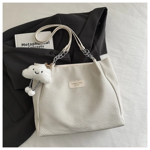 Détail du sac cabas en velours côtelé blanc cassé avec chaîne et charm nuage mignon