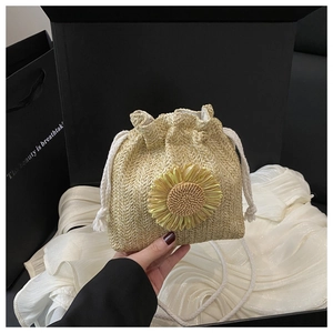 Détail du sac seau en paille avec tournesol et cordon pour les vacances d'été