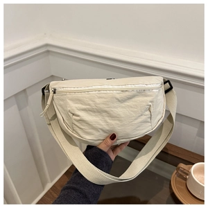 Detail der cremeweißen Nylon-Halbmondtasche mit verstellbarem Riemen und Reißverschluss