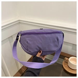Detail der lila Nylon-Halbmondtasche mit verstellbarem Gurt und glattem Reißverschluss
