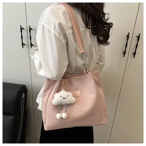 Détails du sac fourre-tout en velours côtelé rose avec breloque nuage et chaîne argentée