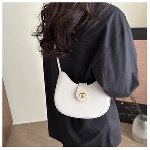 Détail du sac demi-lune blanc avec fermoir pivotant doré et fine bandoulière élégante