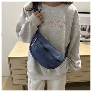 Nahaufnahme einer marineblauen wasserdichten Nylon-Satteltasche mit beiger Kordel
