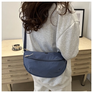 Rückansicht einer dunkelblauen wasserfesten Nylon-Satteltasche im lässigen Crossbody-Stil