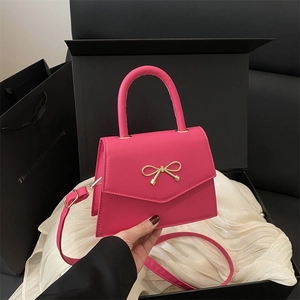 Rosarote Mini-Quadrat-Handtasche mit goldener Schleife und verstellbarem Gurt