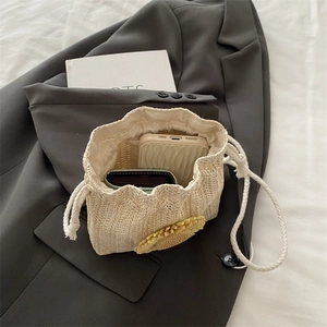 Sac seau en paille avec décoration tournesol et cordon pour les vacances à la plage