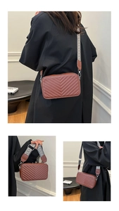 Détails du sac caméra en cuir PU marron avec matelassage et bandoulière large jacquard