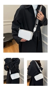 Vue détaillée du sac bandoulière blanc matelassé avec large sangle à motifs géométriques