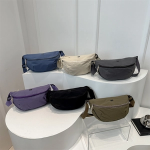 Minimalistische Nylon-Umhängetasche in sechs Farben auf einem mehrstufigen Display
