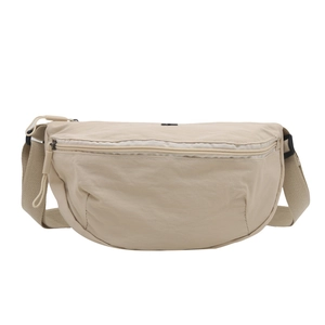Minimalistische beige wasserdichte Satteltasche aus Nylon mit verstellbarem Riemen