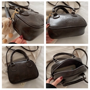 Detaillierte vierteilige Ansicht der braunen Boston-Tasche mit Textur und Innenraumkapazität