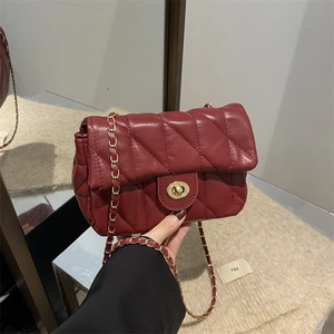 Sac à bandoulière matelassé bordeaux avec chaîne dorée et fermoir rotatif chic