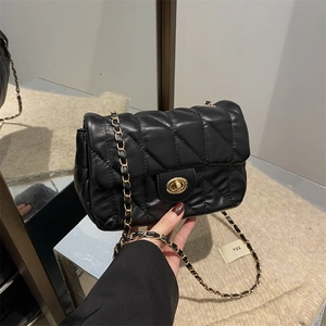Sac bandoulière classique en cuir matelassé noir avec chaîne dorée et fermoir pivotant