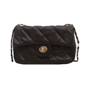 Sac bandoulière matelassé marron foncé avec fermoir doré et bandoulière chaîne en cuir