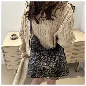 Borsa hobo leopardata retrò con fiocco nero e grande capacità vista posteriore