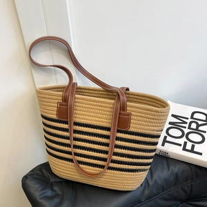 Grand sac fourre-tout en paille tissée avec rayures noires et anses en similicuir marron été