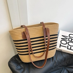 Grand sac cabas en paille tressée à rayures noires avec anses en cuir pour la plage