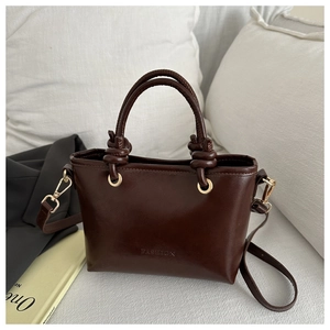 Détail du sac cabas en cuir PU marron foncé avec logo FASHION et garnitures dorées