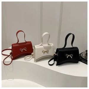 Trois sacs à main sablier élégants en rouge, blanc et noir avec boucle noeud dorée