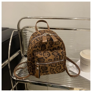 Detailansicht des Mini-Rucksacks mit Leopardenmuster, braunem Lederbesatz und Reißverschluss