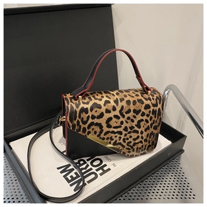 Détail du sac à bandoulière léopard avec bords rouges et finitions en métal doré