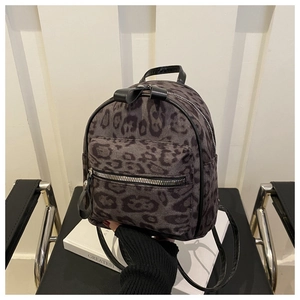 Nahaufnahme eines Mini-Rucksacks mit Leopardenmuster, Lederbesatz und Reißverschlusstasche