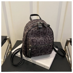 Detailansicht eines Mini-Rucksacks mit Leopardenmuster, Silberzippern und Lederriemen